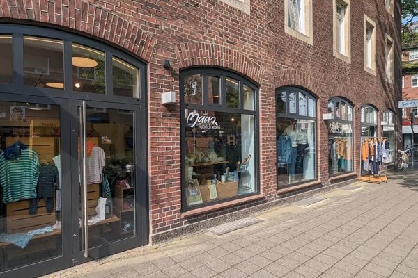 Maas Natur Ladenfront geschlossen mit Fenstern