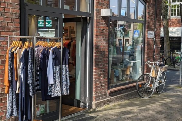 Maas Natur von außen Nahaufnahme Eingang mit Kleiderständer